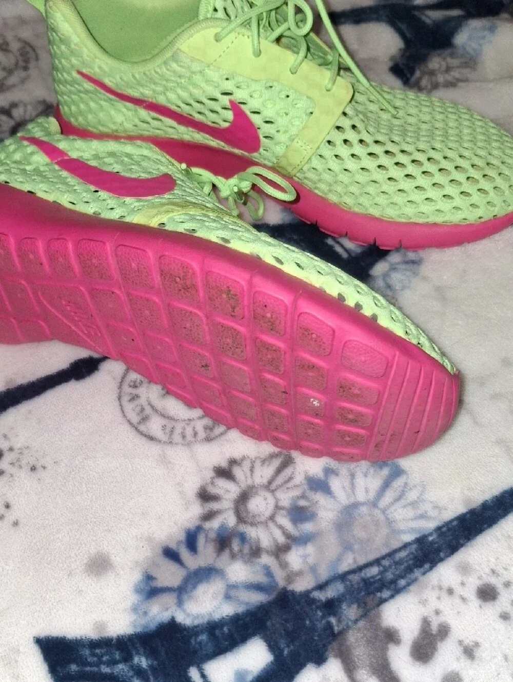 Nike Women’s Neon Green Mesh Sneakers with Pink Accents